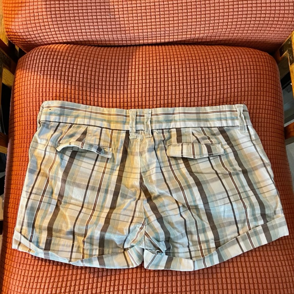 Abercrombie & Fitch Tan and Gray Cargo Shorts Relaxed Fit - Picture 2 of 3